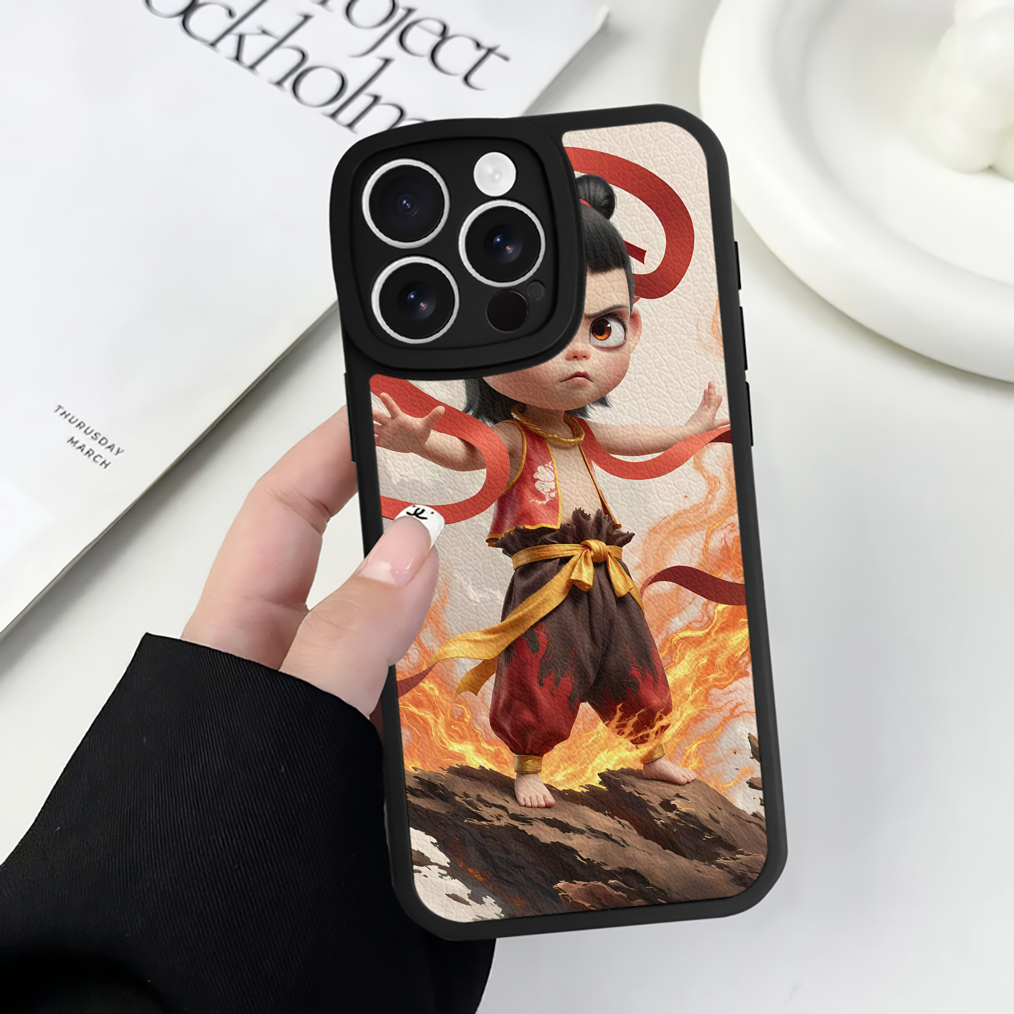 （画像用） Ne Zha 2 ナタ 魔童の大暴れ 【iPhone 16シリーズ対応】シリコンスマホケース（レザー調） 材質：シリコン